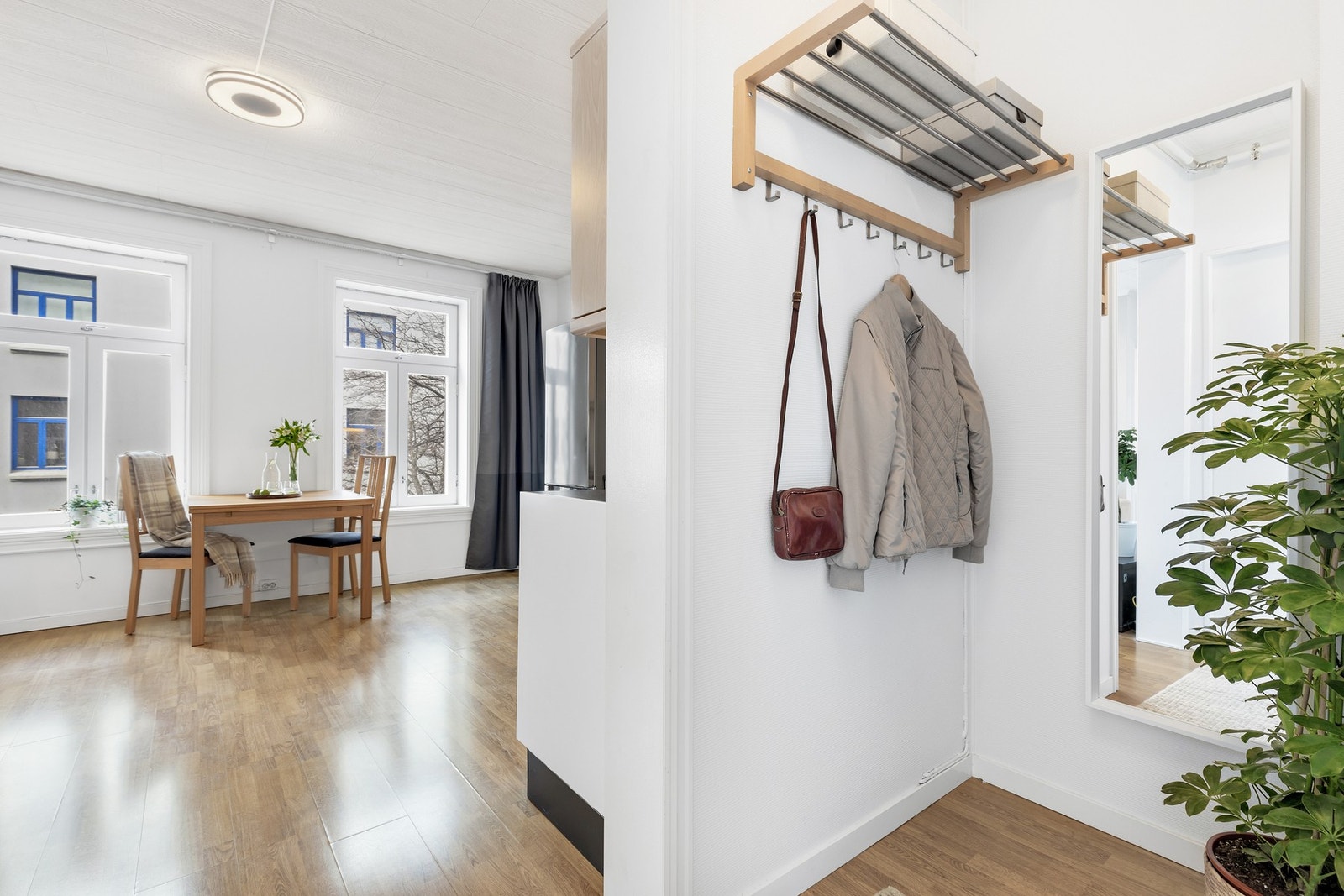 I entréen er det plass til oppheng og oppbevaring av yttertøy og sko. Galleribilde