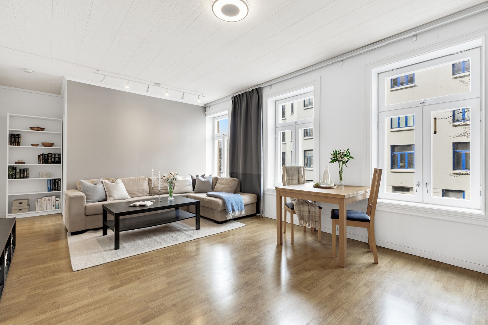 Boligen måler 46 kvm (BRA-i) og består av stue/kjøkken, bad, entré og 2 soverom. Utover dette har du også ekstern bod i byggets felles kjeller. Galleribilde