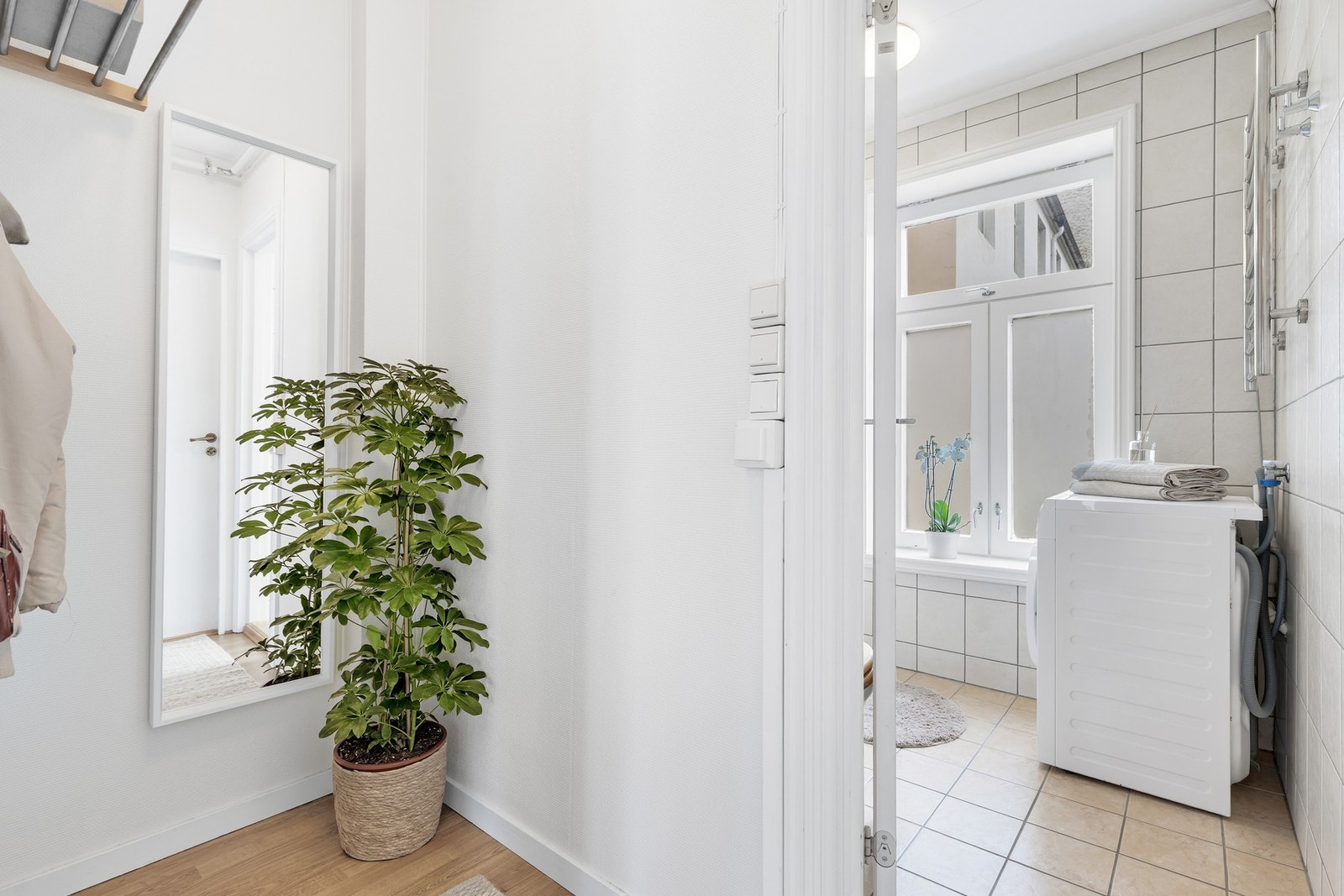 Badet er utstyrt med kran og avløp for vaskemaskin. Galleribilde
