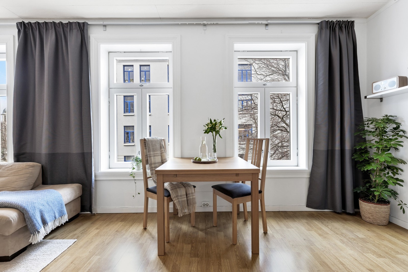Leiligheten har byggeår 1905 og preges av tidstypiske detaljer som store vindusposter som gir rikelig med lysinnslipp. Galleribilde