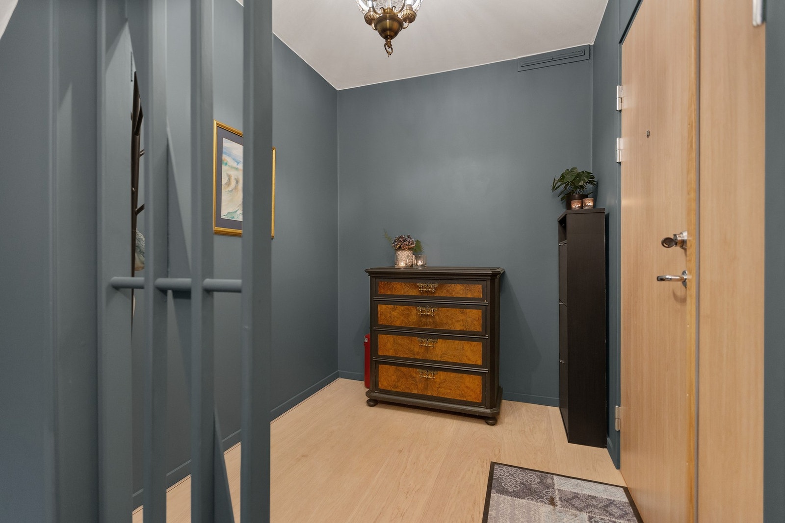 Boligens entré ligger i 2.etasje, adskilt fra resten av leiligheten. Galleribilde