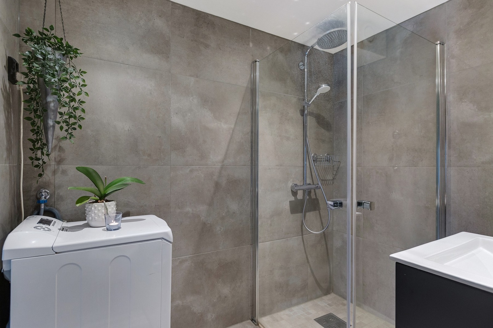 Det er opplegg for vaskemaskin, samt elektriske varmekabler i gulv. Galleribilde