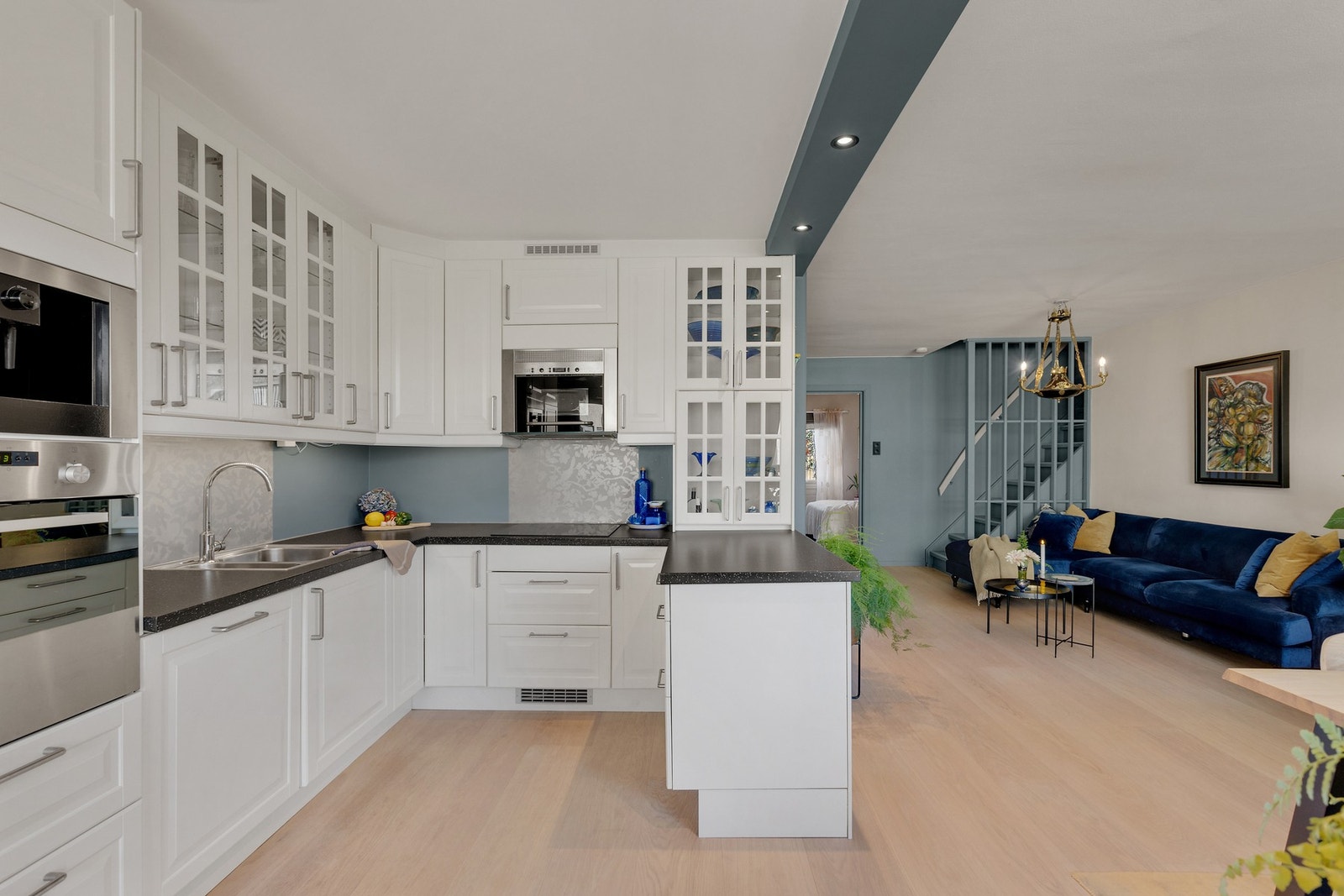 Det er integrerte hvitevarer med induksjon platetopp, stekeovn, mikrobølgeovn, kjøl/frys, kaffemaskin, samt oppvaskmaskin. Galleribilde