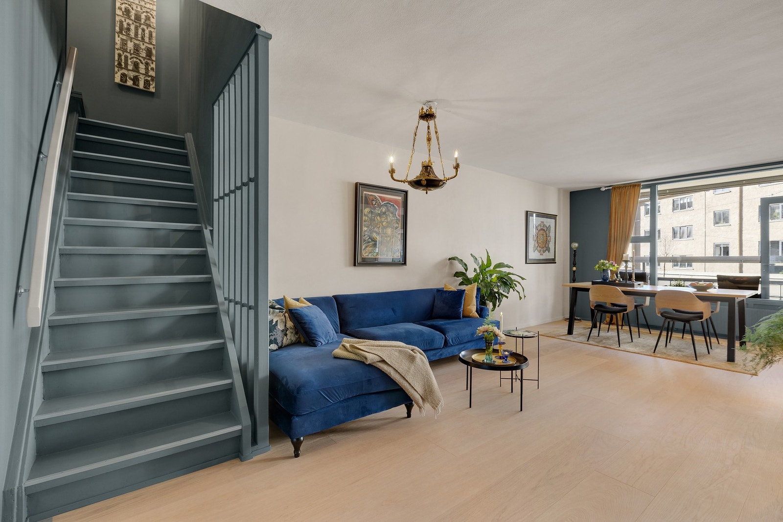 Legg merke til de store vindusflatene som slipper inn rikelig med naturlig lys. Galleribilde