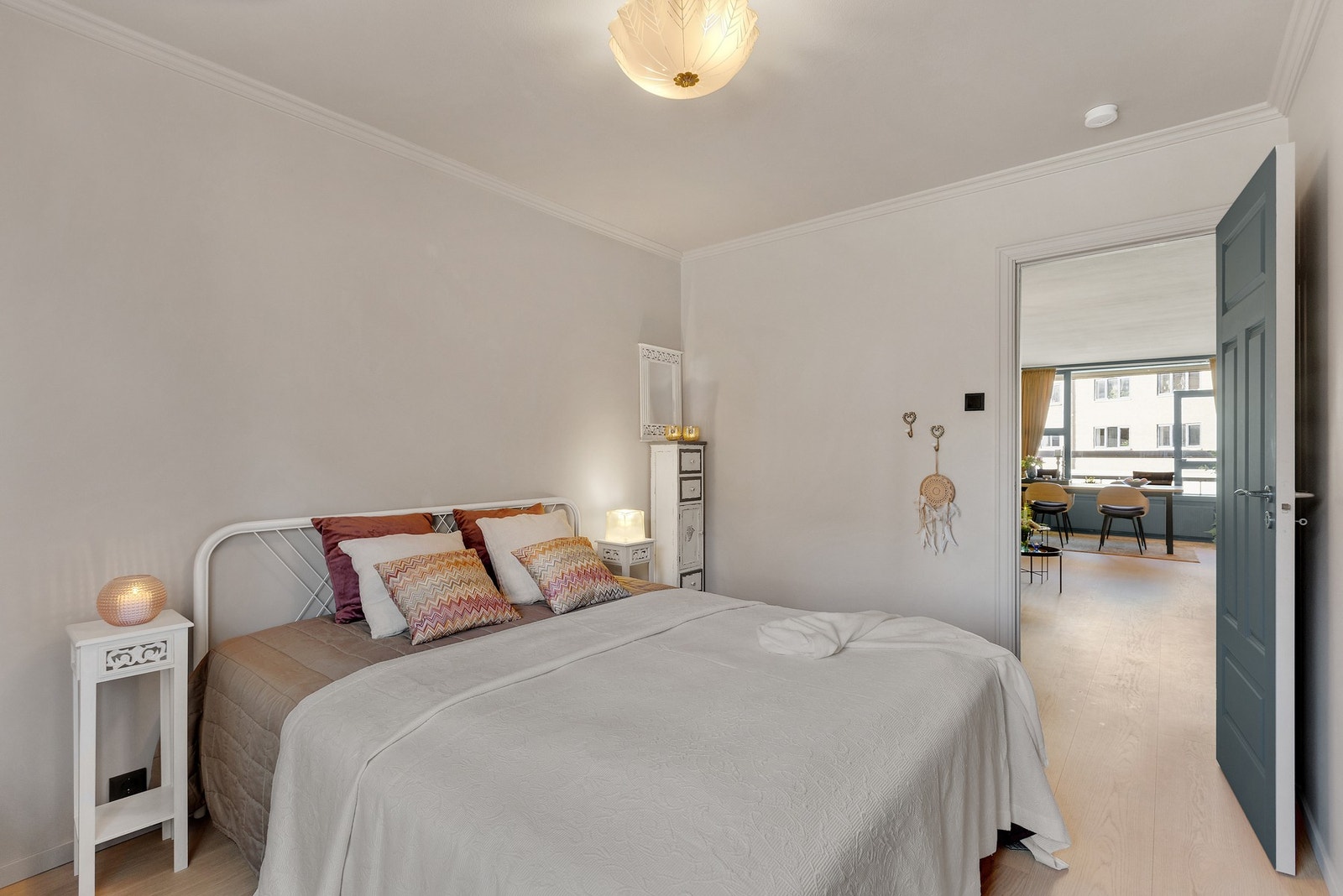 Her er det plass til dobbeltseng og tilhørende nattbord. Galleribilde