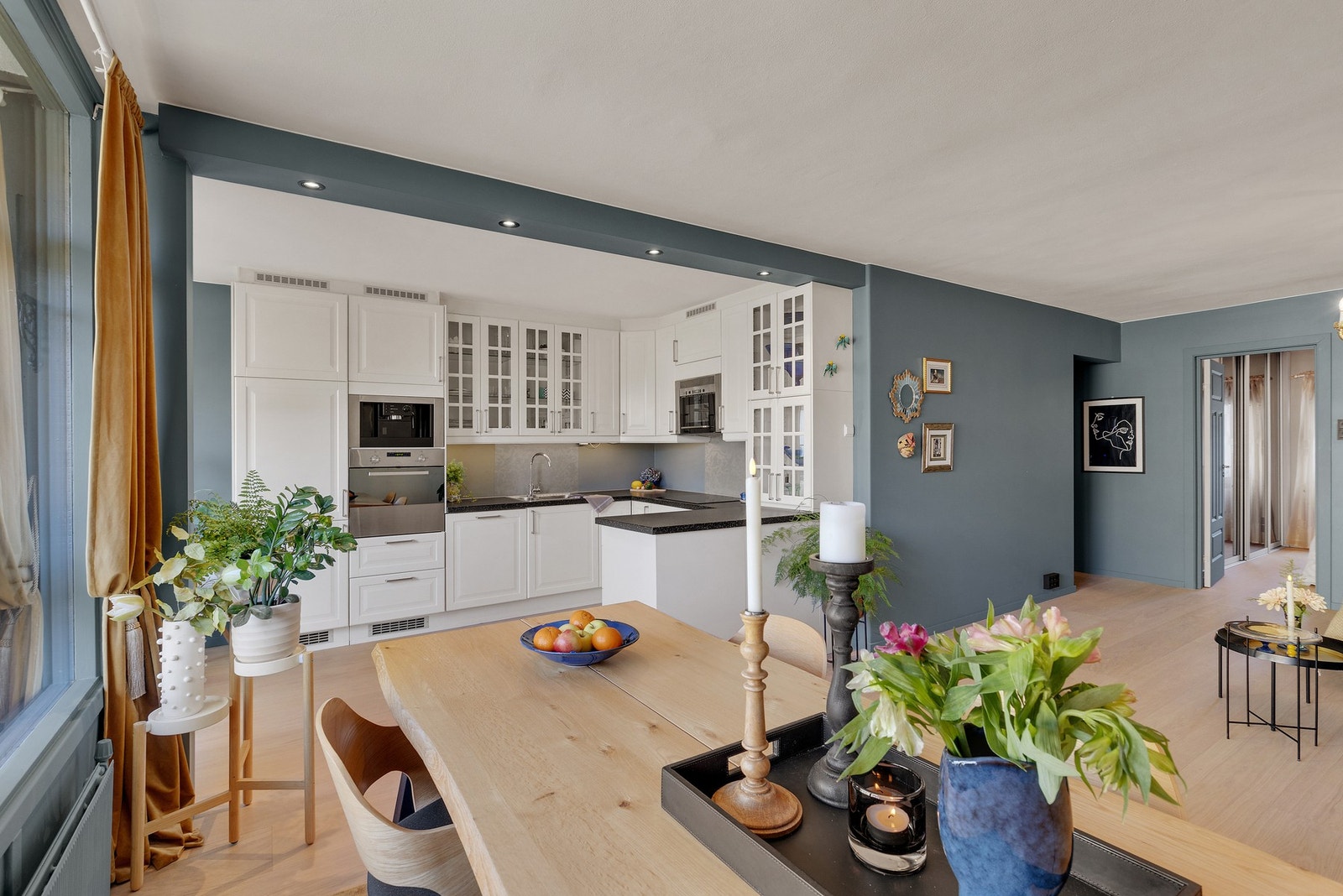 Den åpne stue-kjøkkenløsningen understøtter leilighetens smarte planløsning. Galleribilde