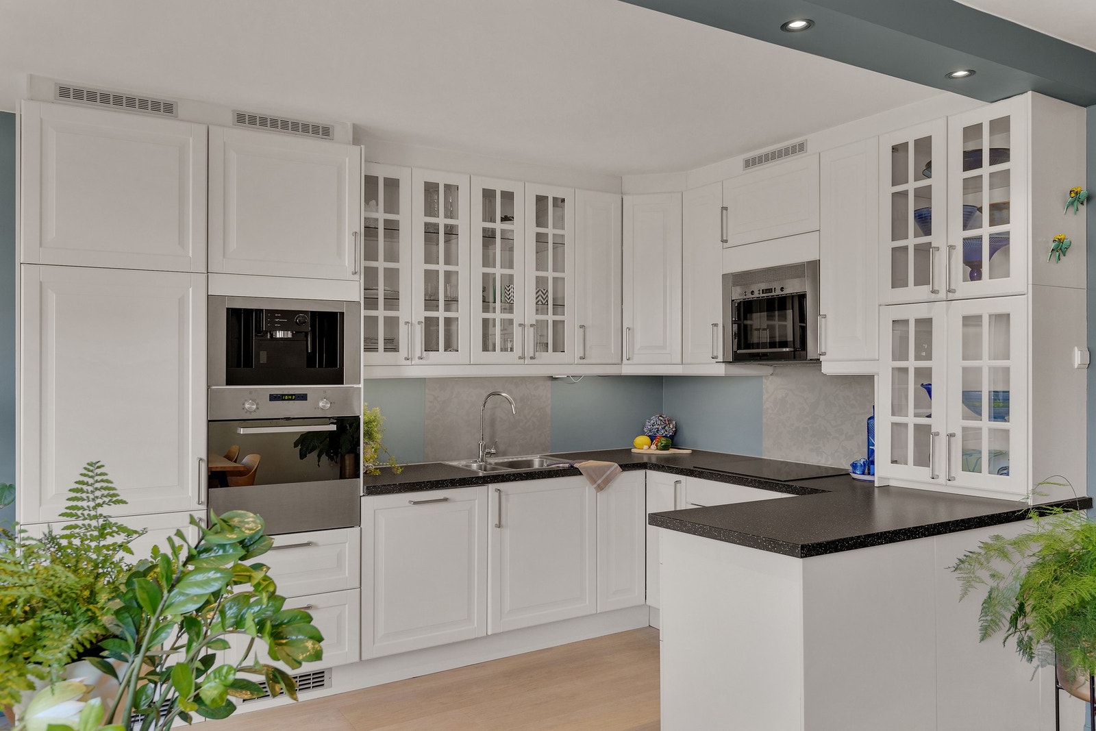 Innredning med profilerte malte fronter og benkeplate av laminat. Galleribilde