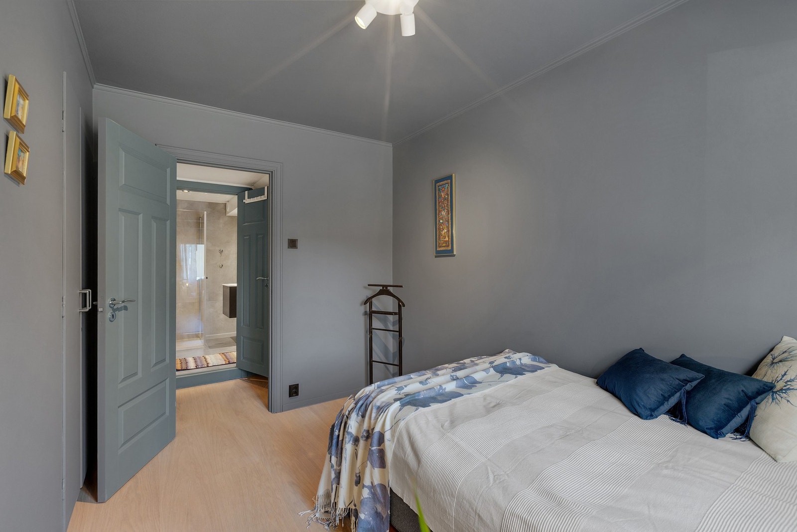 God plass til seng, og tilhørende møblement. Galleribilde