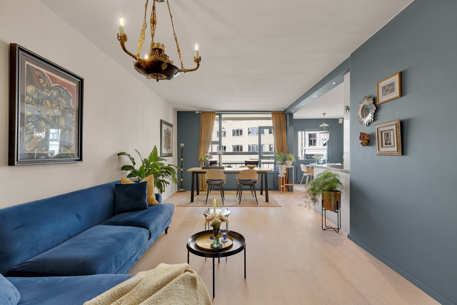 Det er plass til sofaseksjon og medievegg. Galleribilde