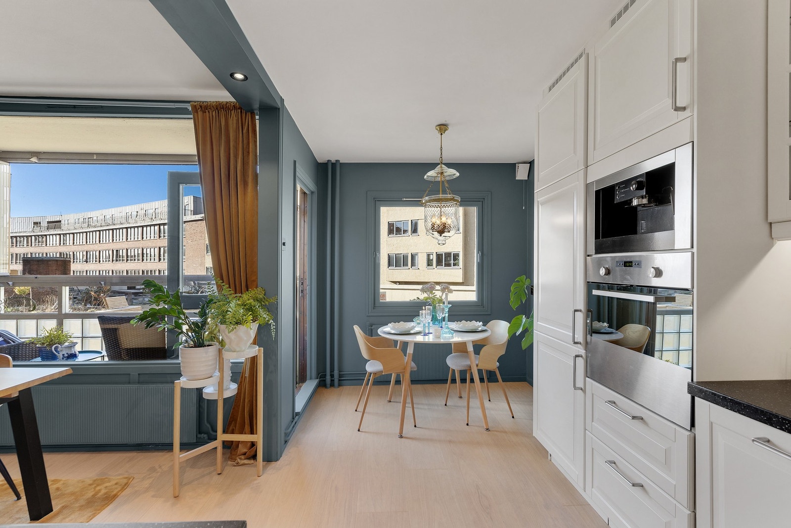 Det er plass til et lite spisebord i tilknytting til kjøkkenet. Galleribilde