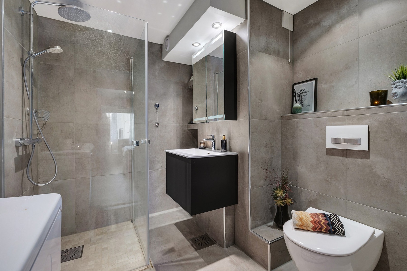 Svært delikat og pent flislagt bad som er av god størrelse. Galleribilde