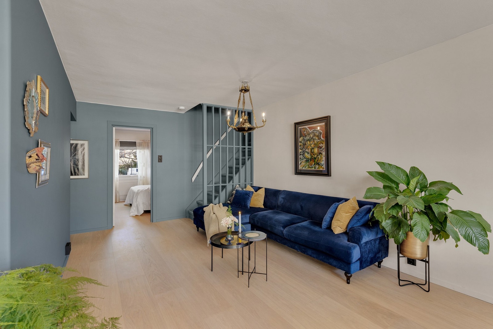 Romslig og lys stue som kan møbleres etter ønske og behov. Galleribilde