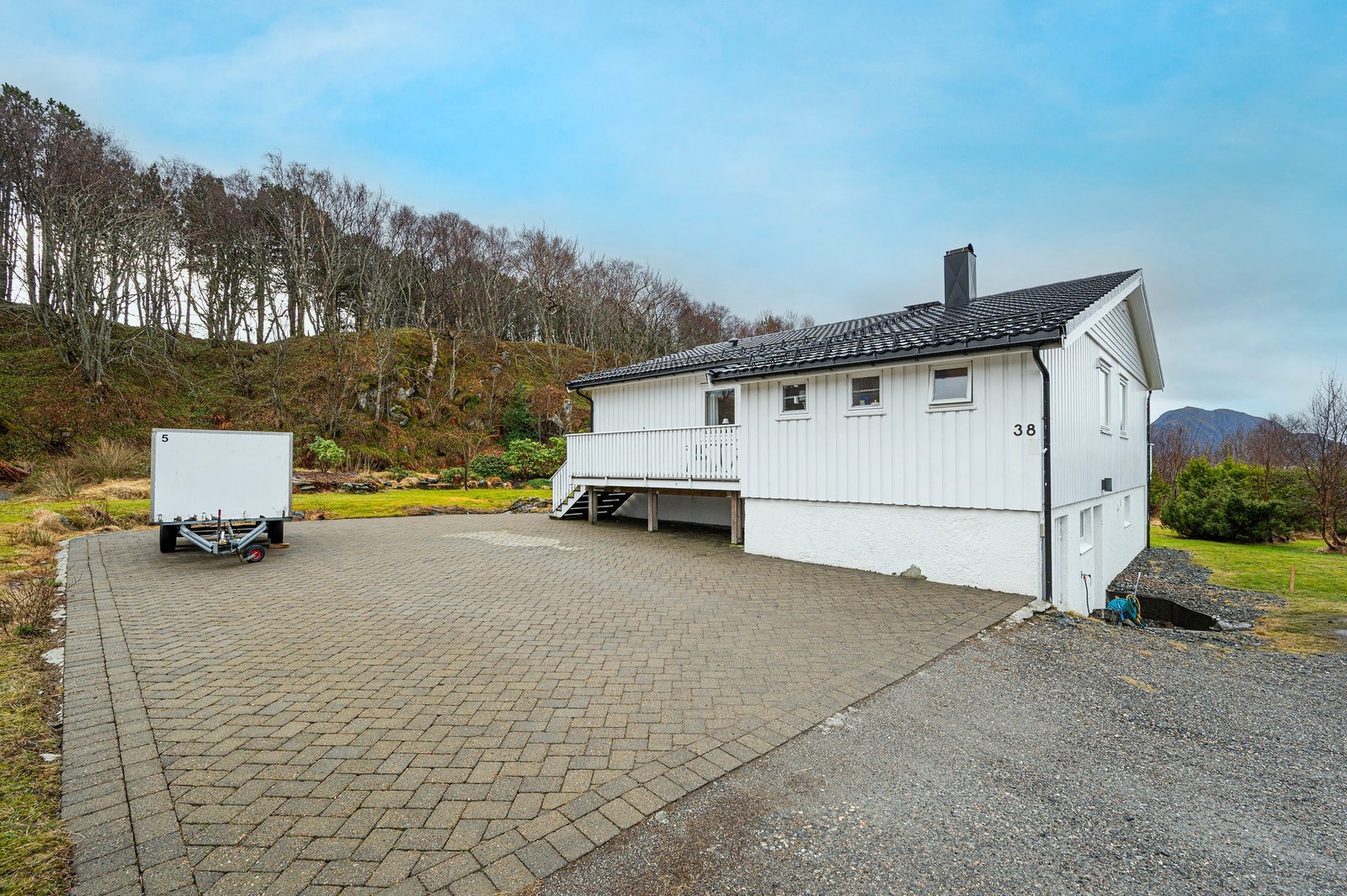 Stor biloppstillingsplass på tomten. Galleribilde