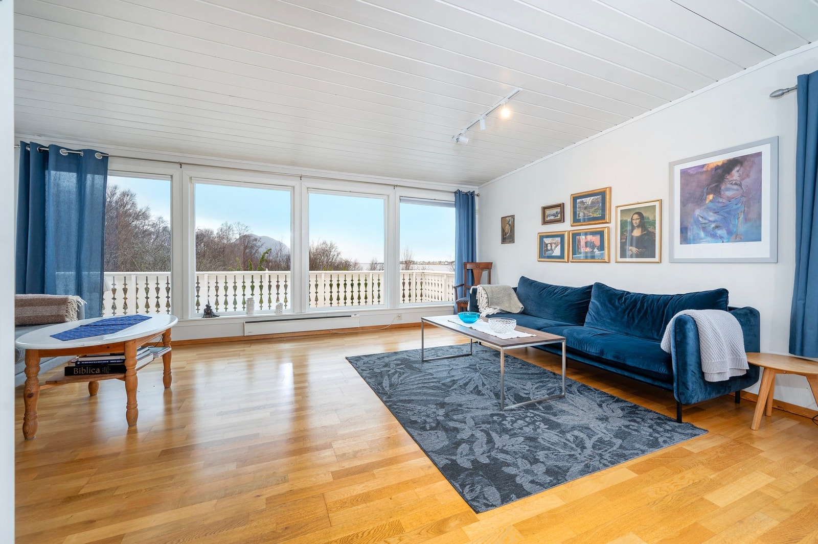 Stue i hovedetasje med utgang til balkong. Galleribilde