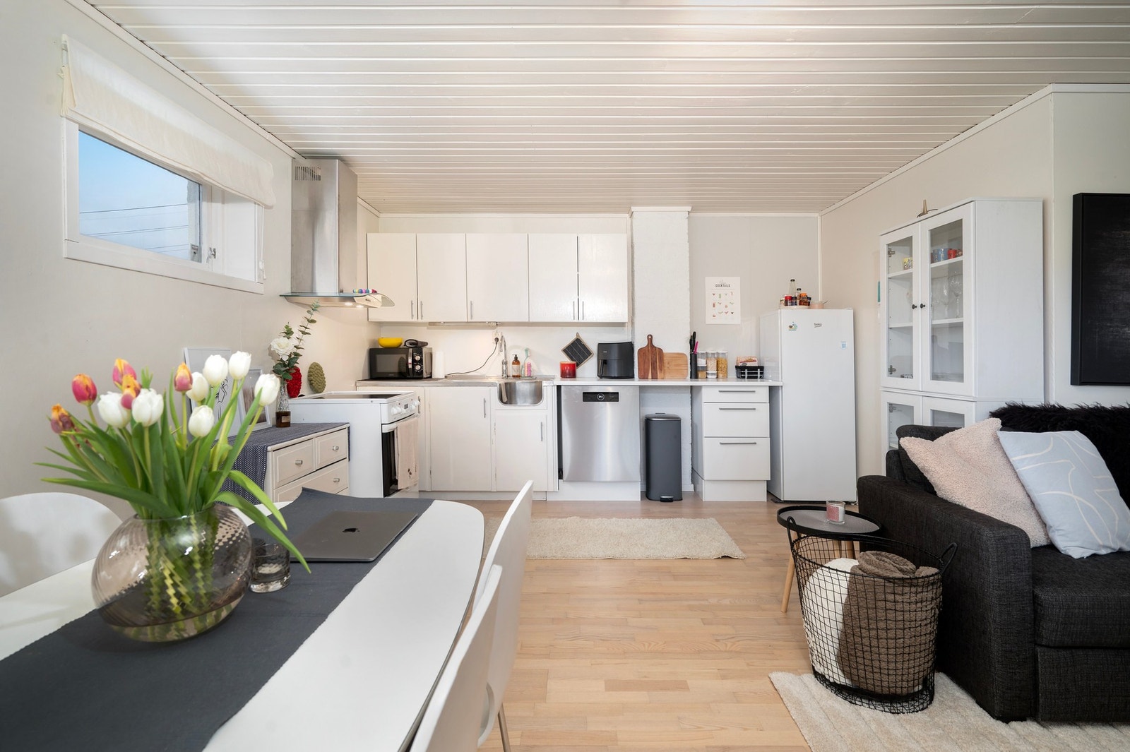 Kjøkken og stue i underetasjen. Galleribilde