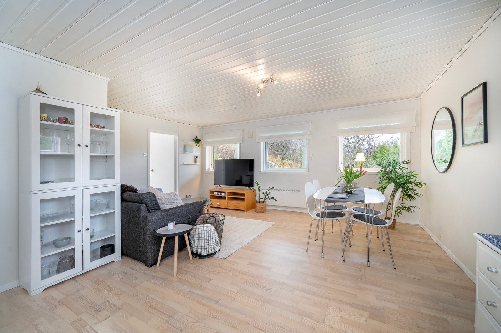 Fin og lys stue i underetasjen. Galleribilde