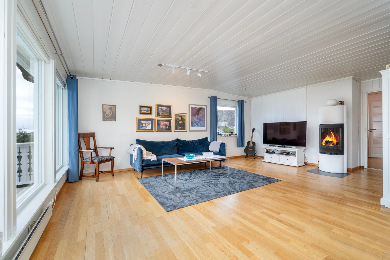 Stor og lys stue med peis. Galleribilde