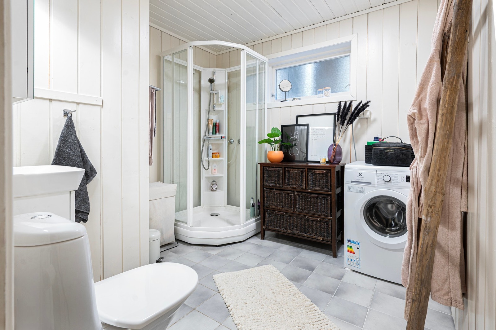 Bad/ vaskerom i underetasjen. Galleribilde