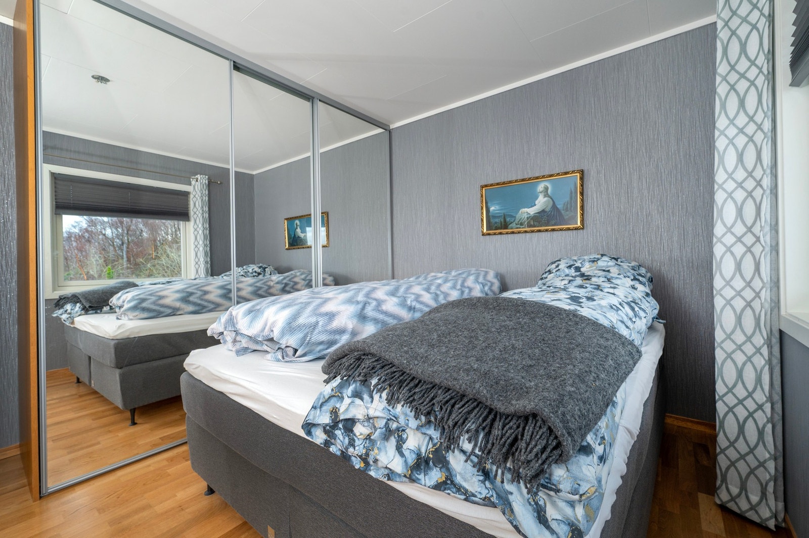 Skyvedørsgarderobe på hovedsoverom. Galleribilde