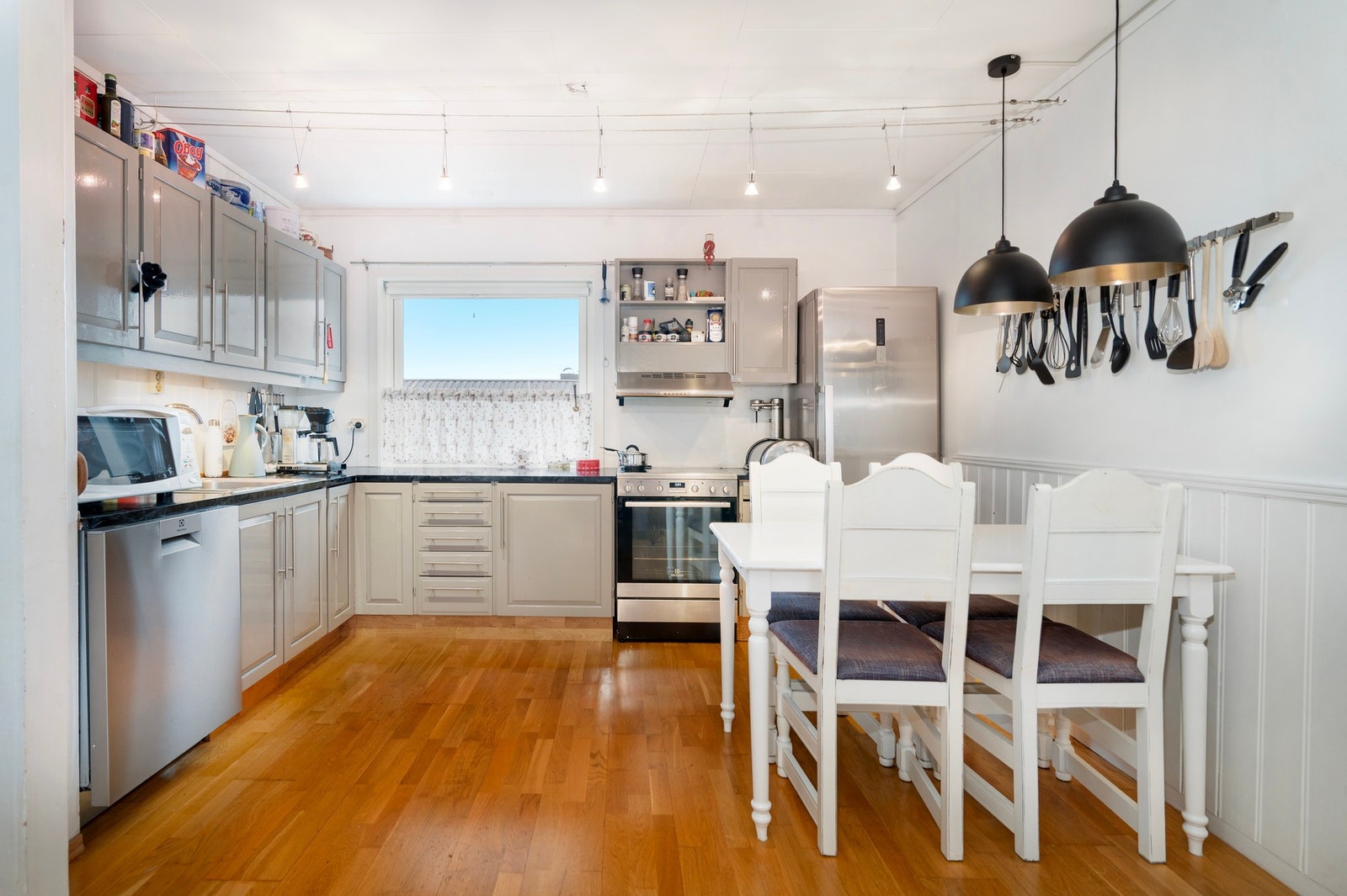 Kjøkken med spiseplass. Galleribilde