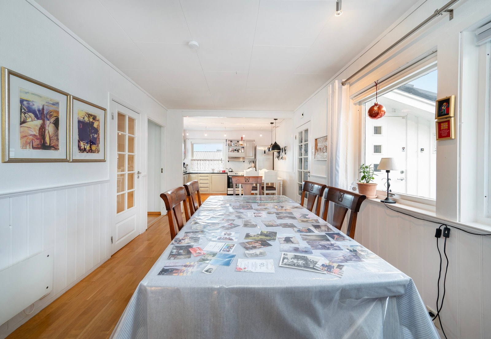 Allrom ved kjøkken med plass til stor spisestue. Galleribilde