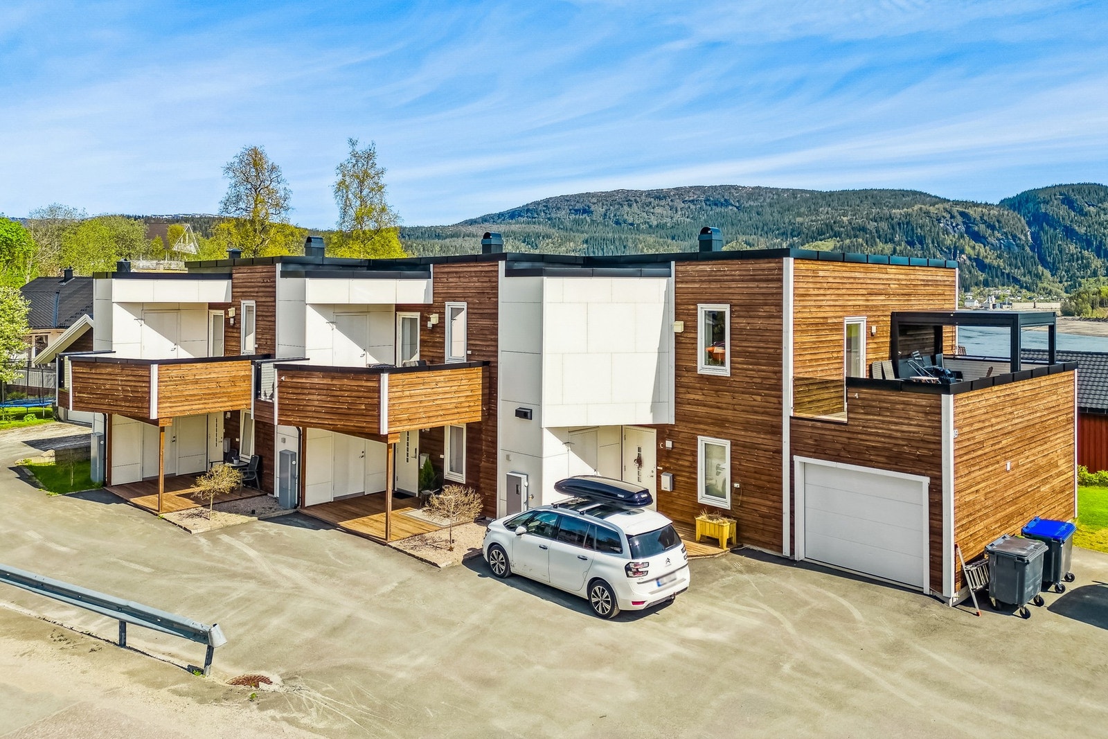 Romslig balkong med ettermiddag og kveldssol Galleribilde