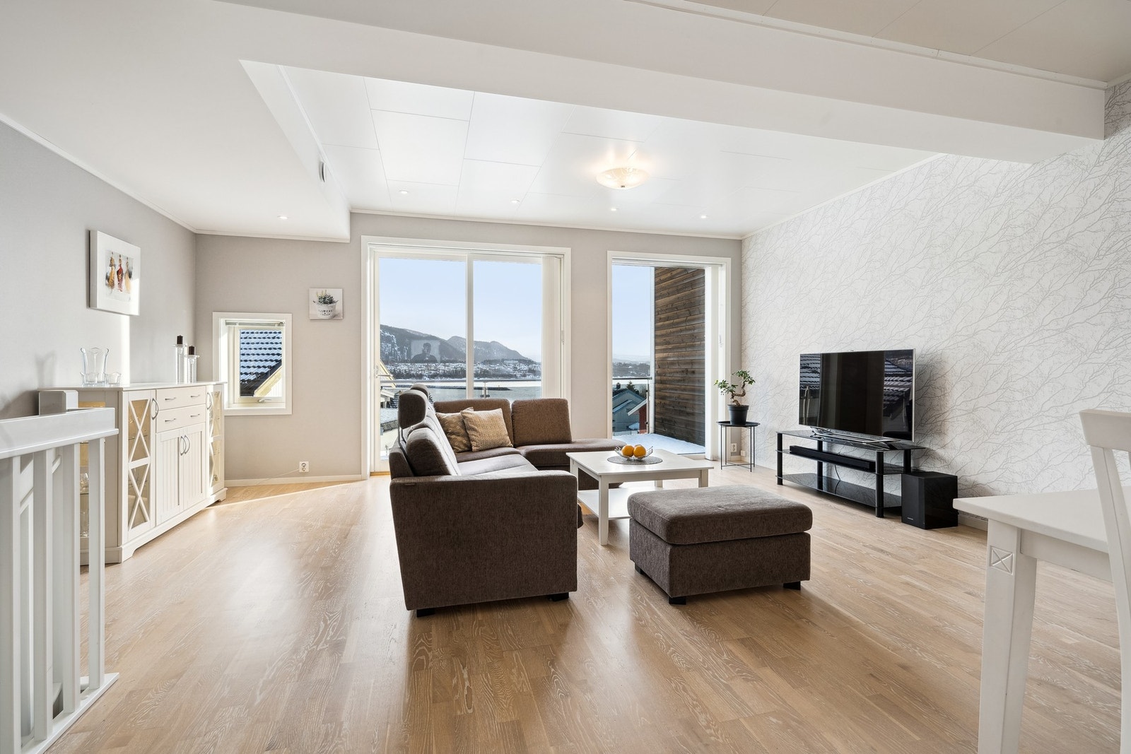 Fra stua er det utgang til balkong med morgen- og formiddagssol Galleribilde