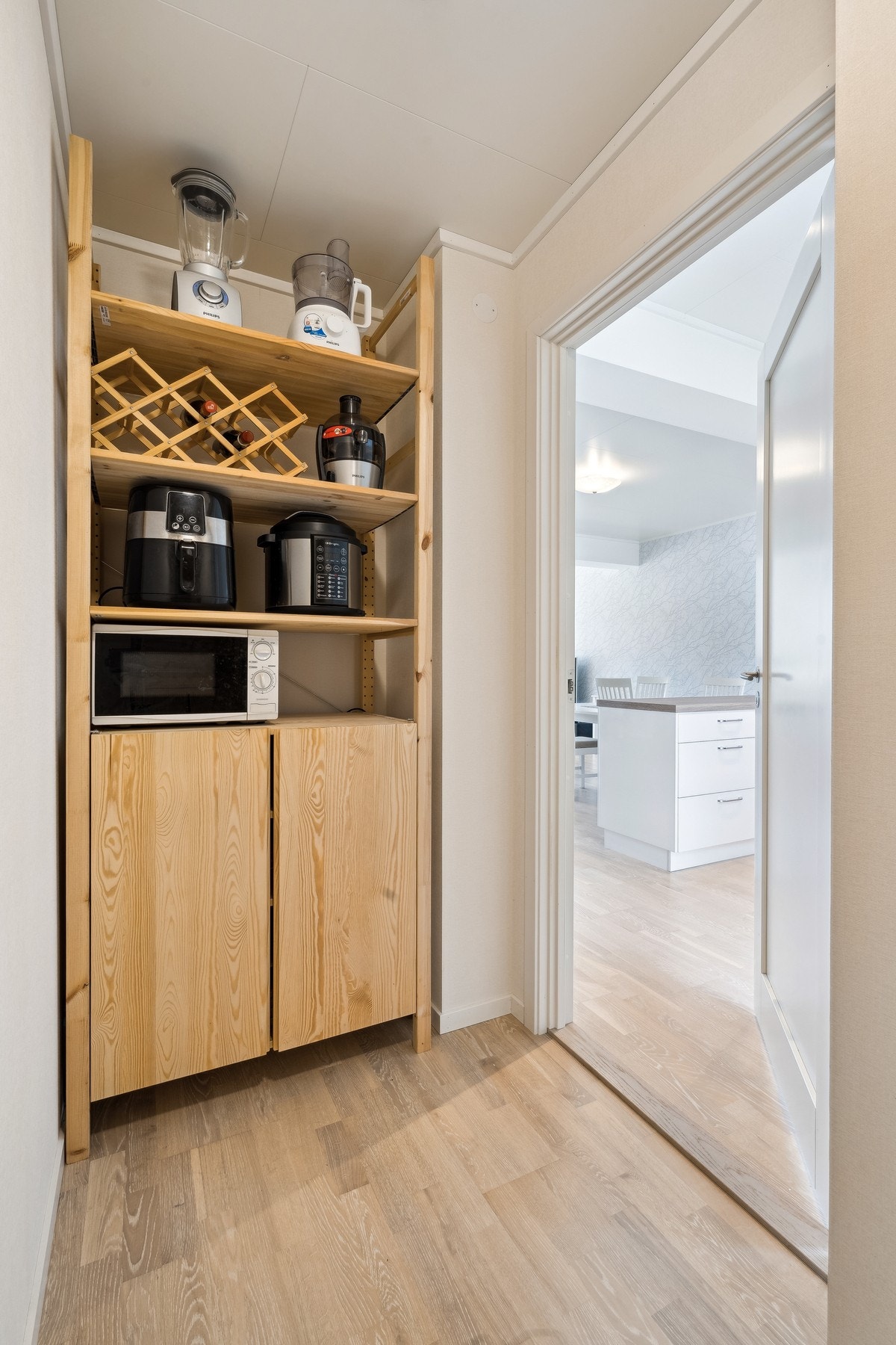 Bod med inngang fra kjøkken. Hyller følger med Galleribilde