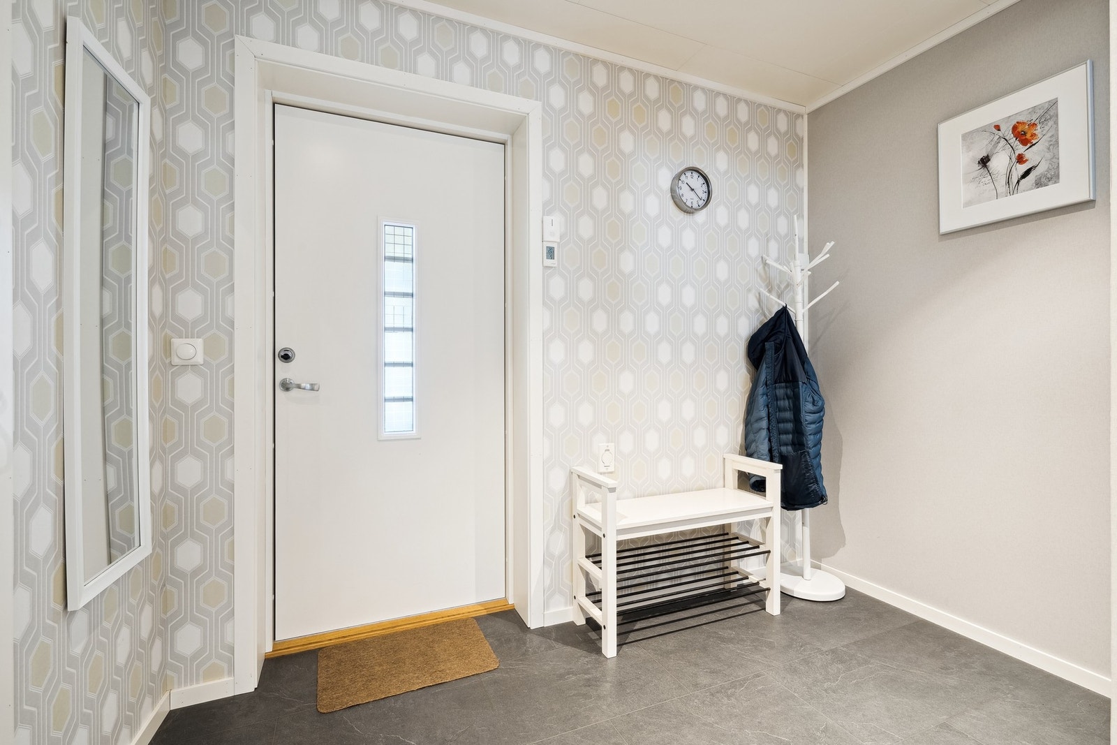 Entré og hall med god plass til sko og tøy Galleribilde