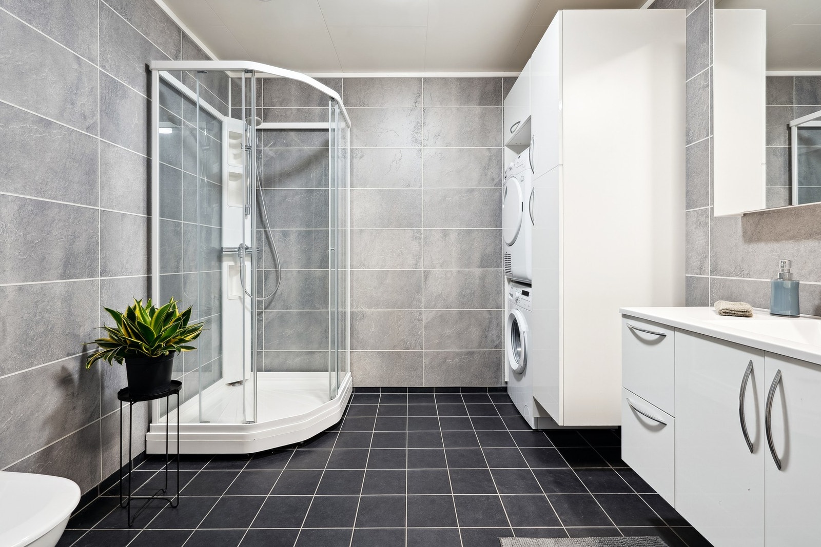 Romslig bad med opplegg for vaskemaskin Galleribilde