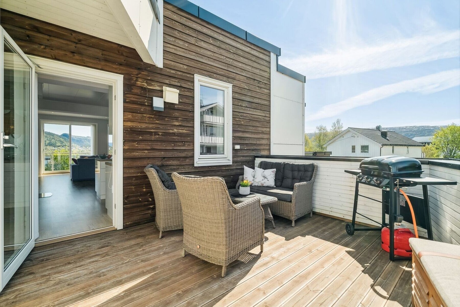 Noen bilder fra sommeren:) Bilde lånt fra naboens salg Galleribilde