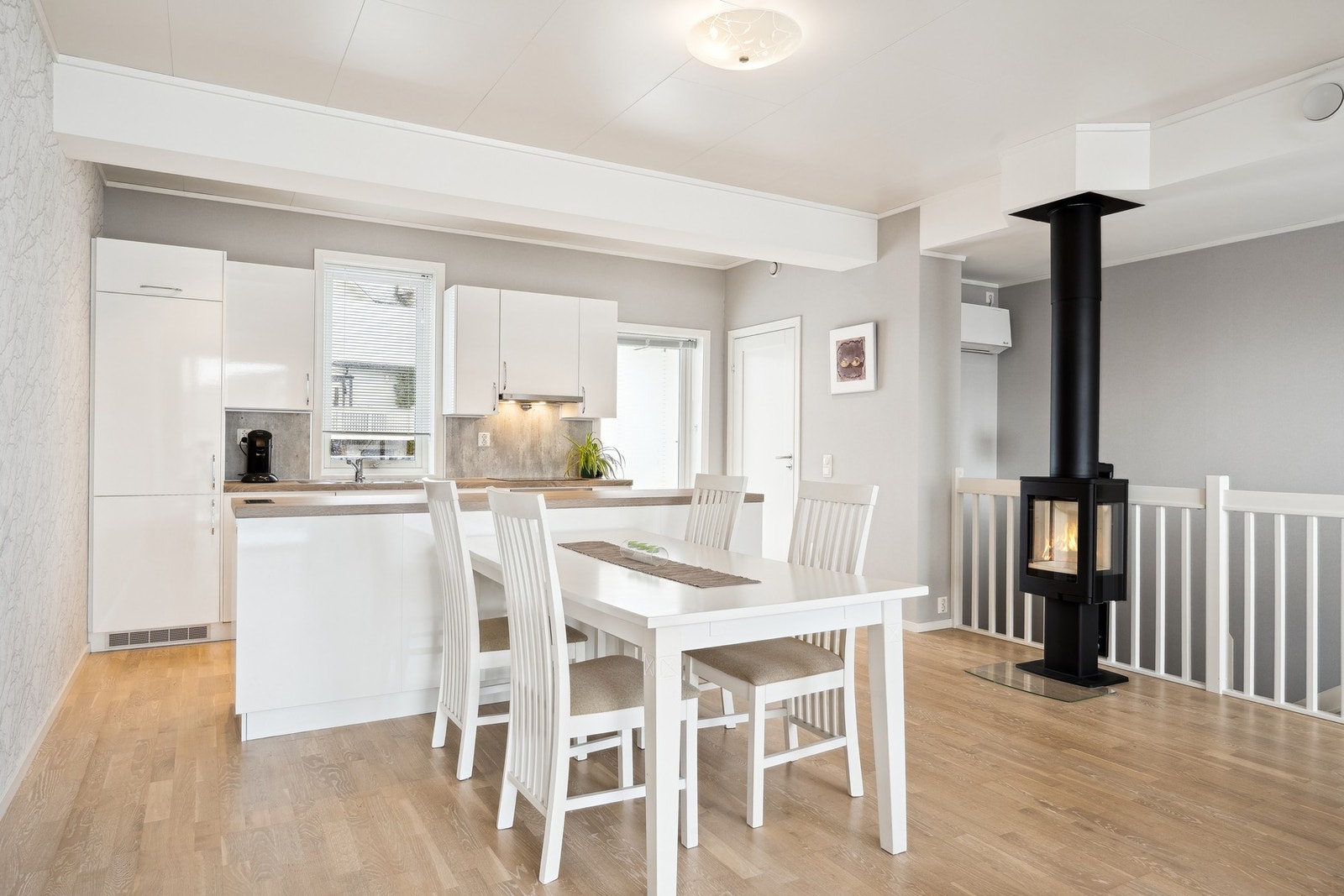 Stue og kjøkken i ett med balkonger på begge sidene. Så her får du sol hele dagen! Galleribilde