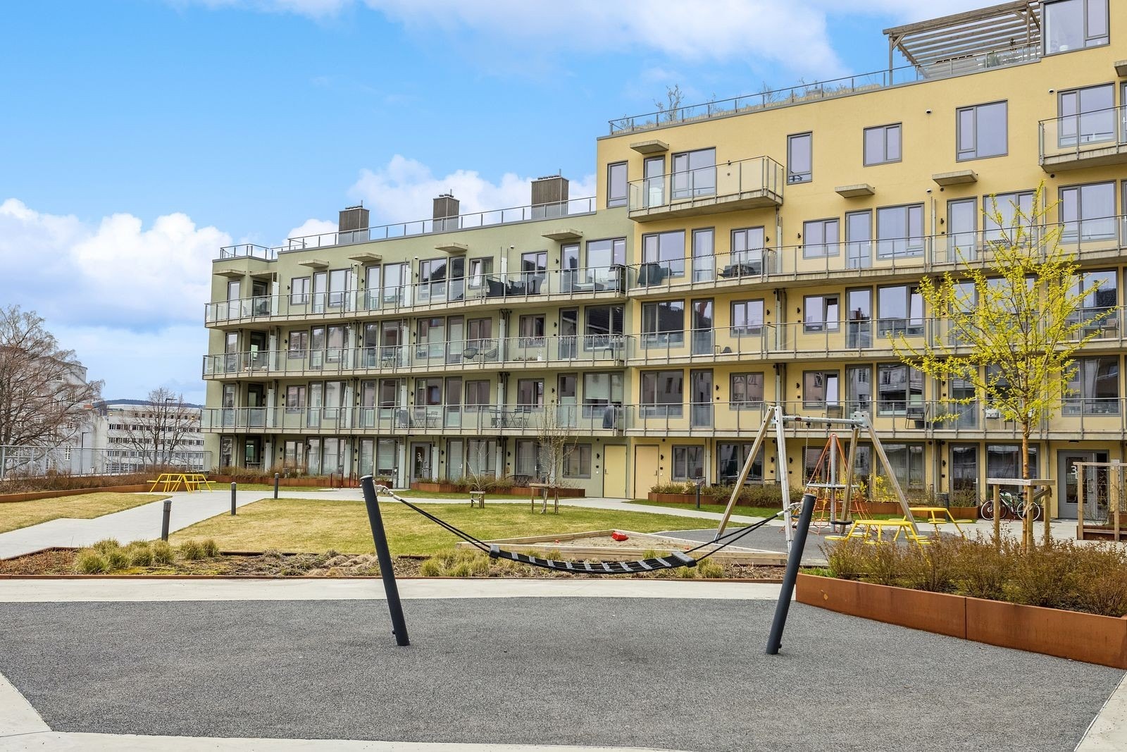 Fasade. Gangavstand til bl.a. dagligvare (Kiwi og Coop Extra), bussforbindelser og treningssentre. Galleribilde