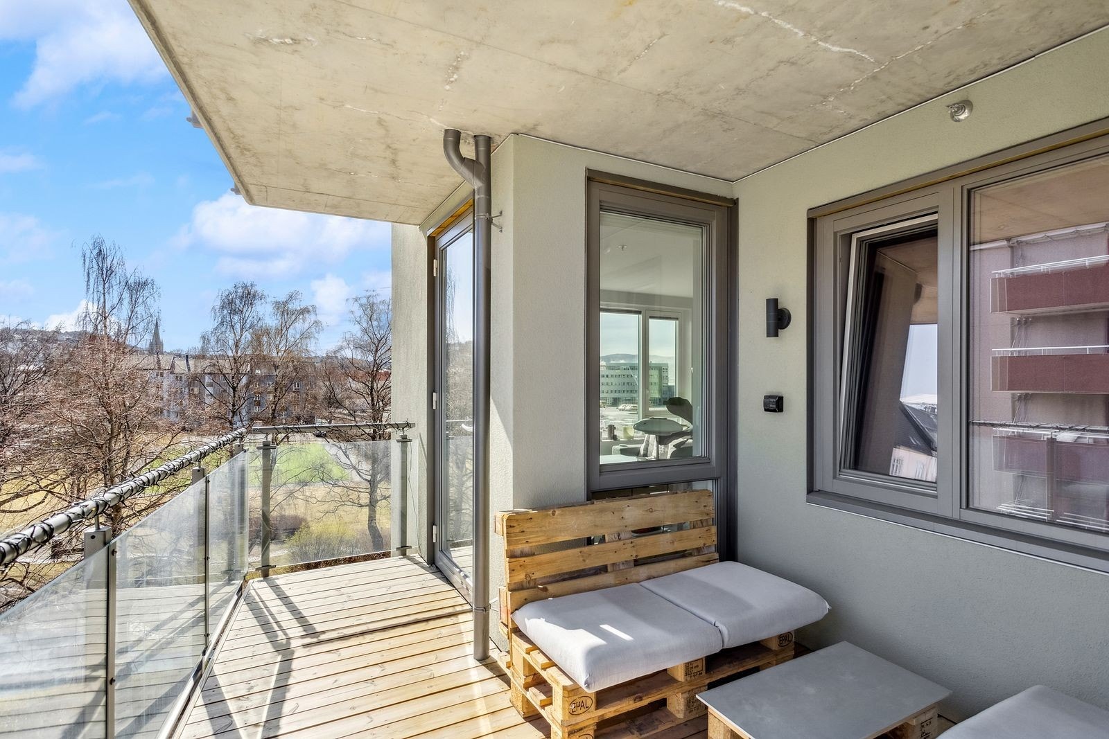 Fra stue har man utgang til én av leilighetens balkonger. Galleribilde