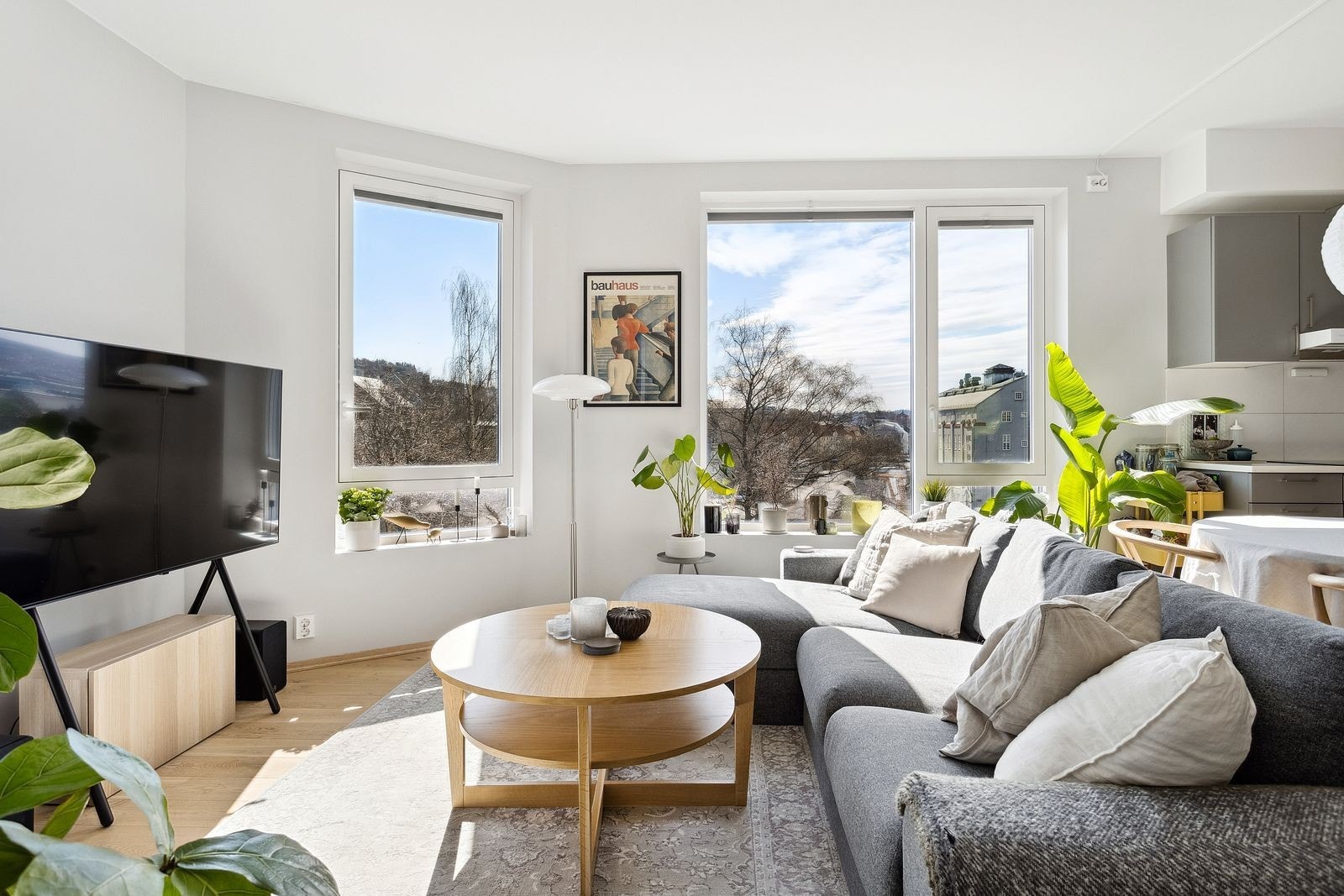 Leiligheten ligger flott plassert i 3.etg og bygget ble oppført i 2022. Leiligheter er på hele 74,4 kvm. Galleribilde