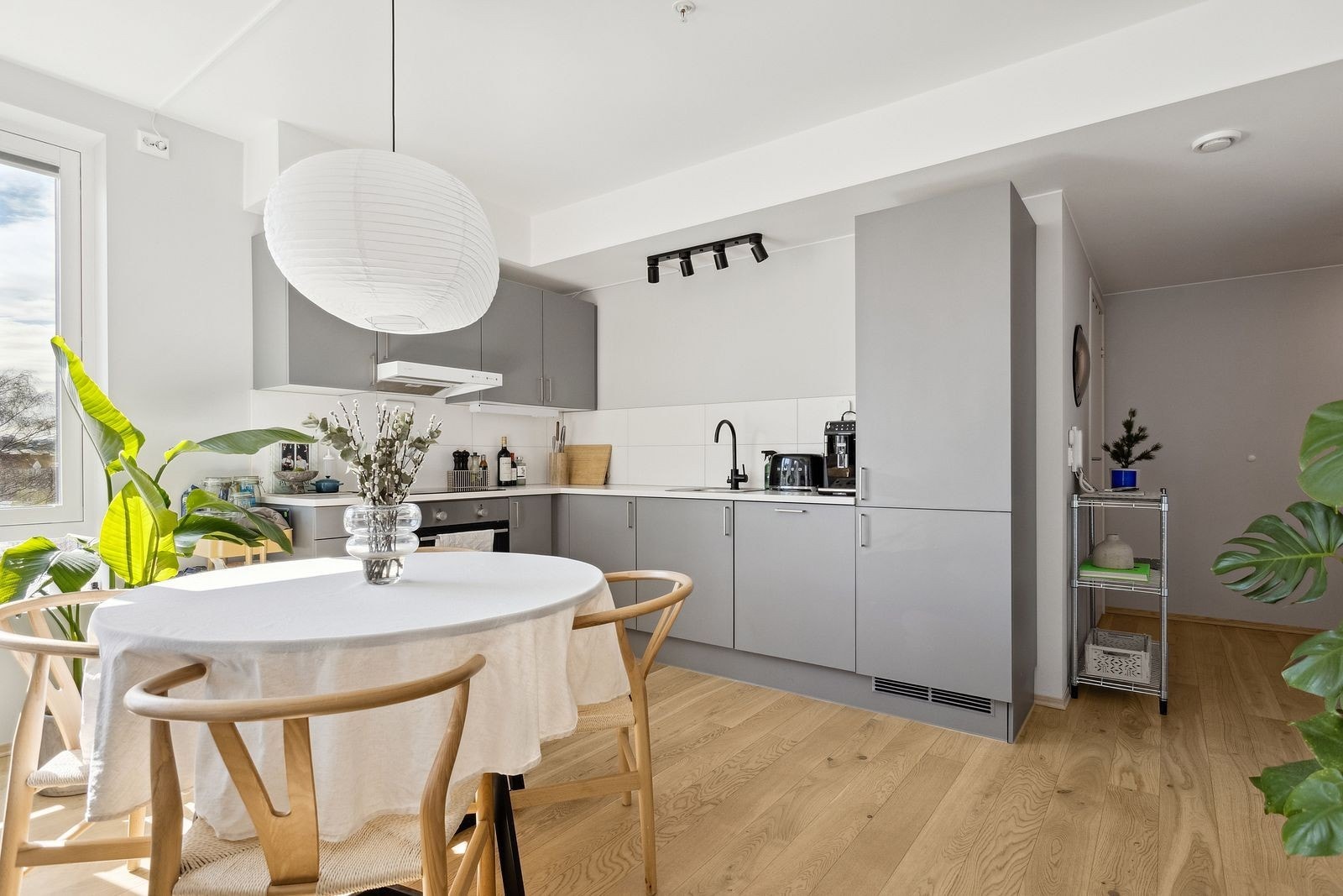 Praktisk hjørnekjøkken med integrerte hvitevarer og i moderne farge. Galleribilde