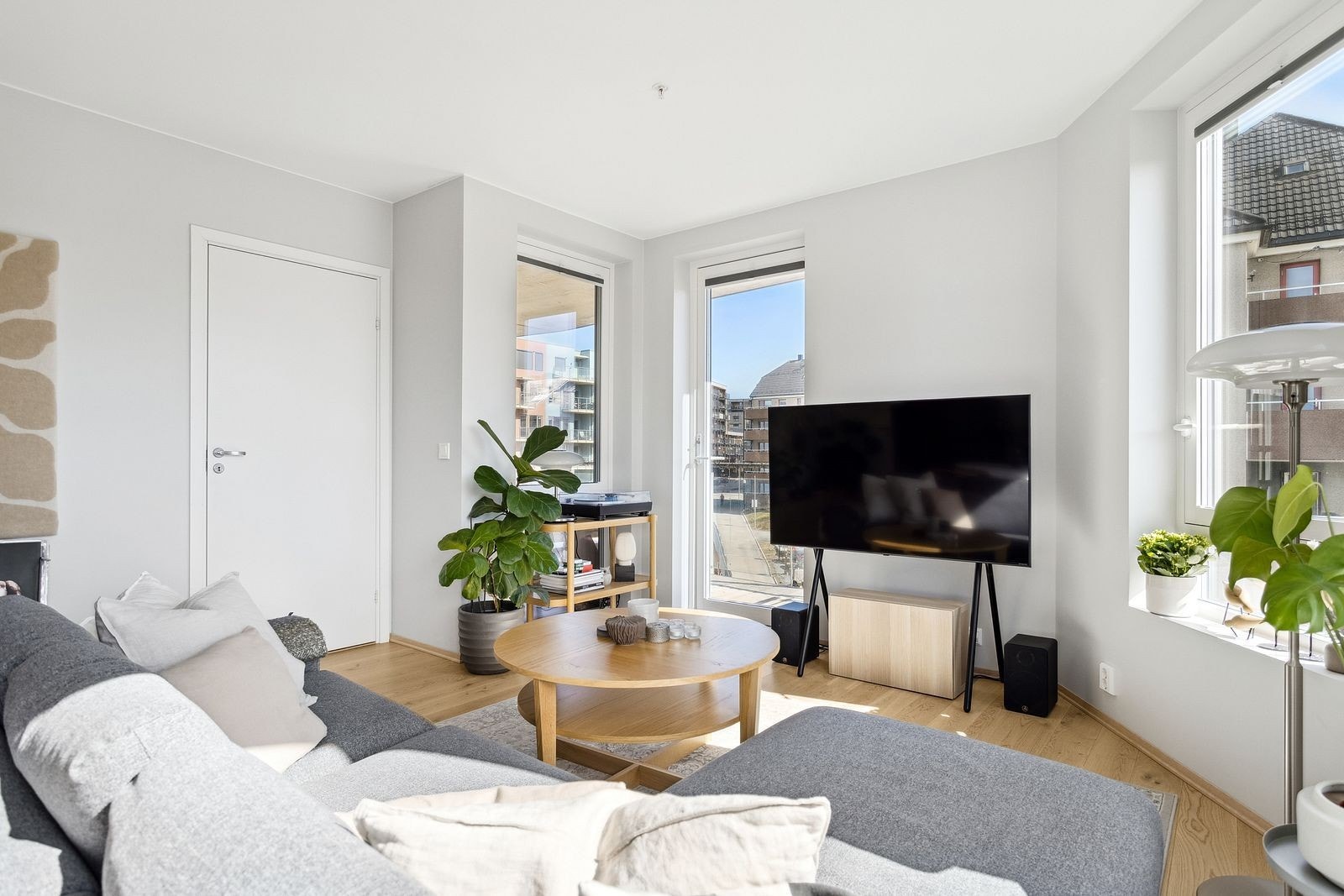 Stue med mye naturlig lysinnslipp og store vindusflater. Galleribilde