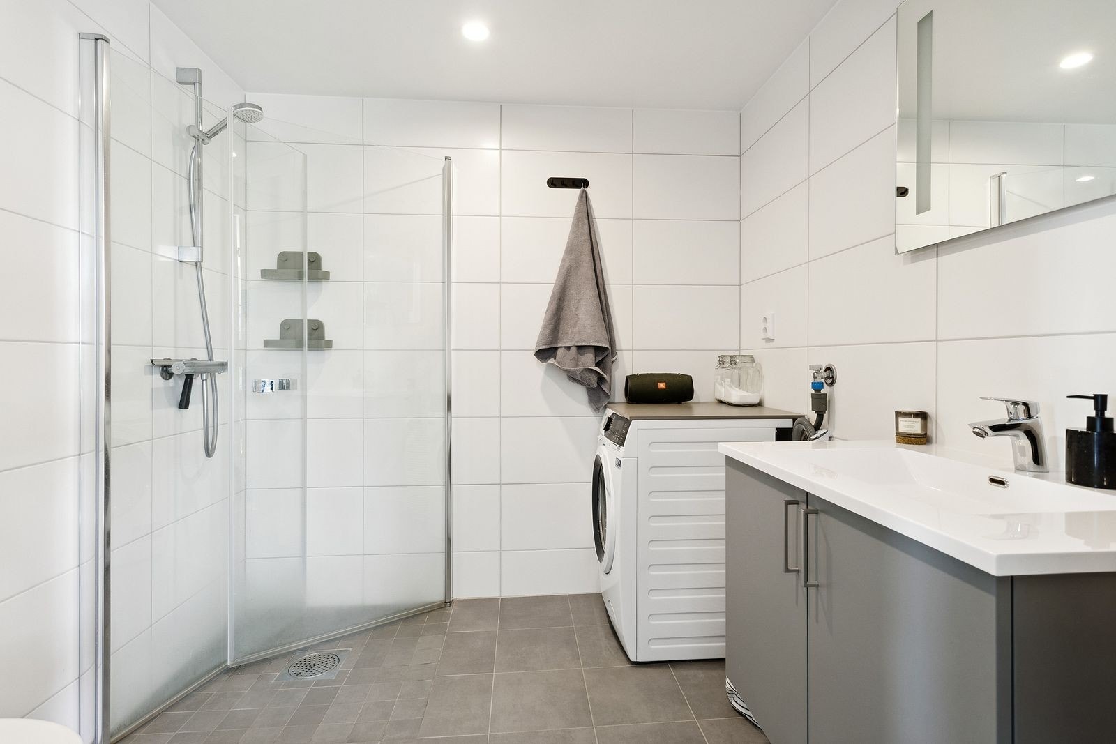 Moderne og flislagt bad på 4,5 kvm, med opplegg for vaskemaskin. Galleribilde