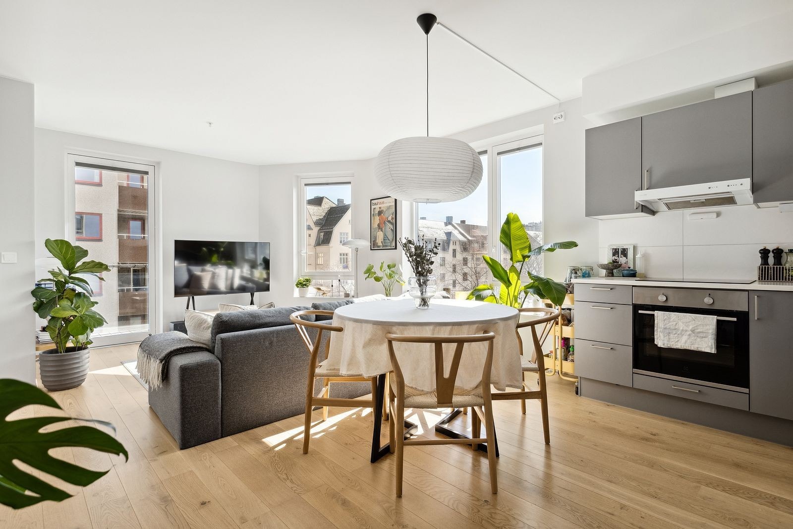 Naturlig plassering av spisebord mellom kjøkken og stue. Galleribilde