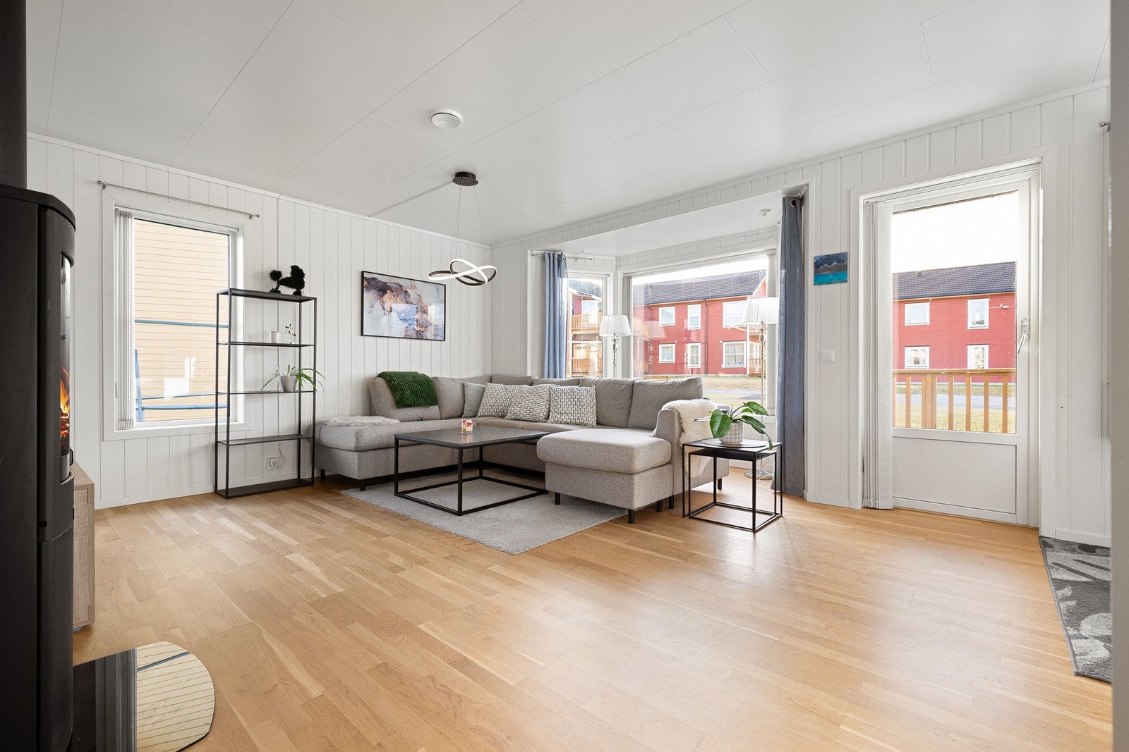 Lys og trivelig leilighet med store vindusflater som gjør stua åpen og luftig Galleribilde