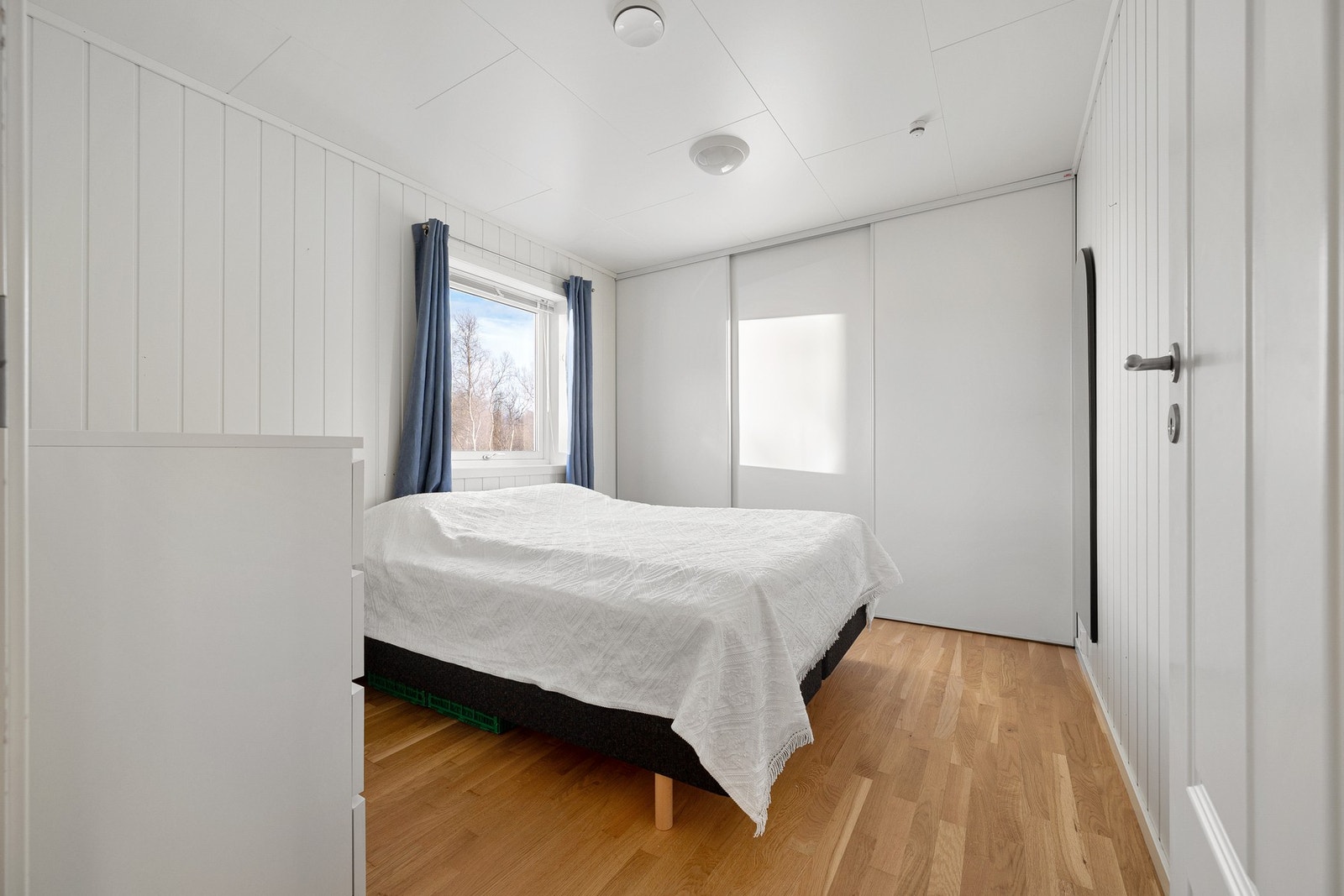 Hovedsoverommet er romslig og har stor skyvedørsgarderobe Galleribilde