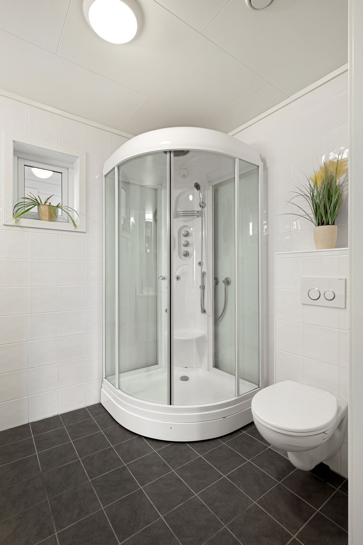 Stort dusjkabinett med regndusj Galleribilde