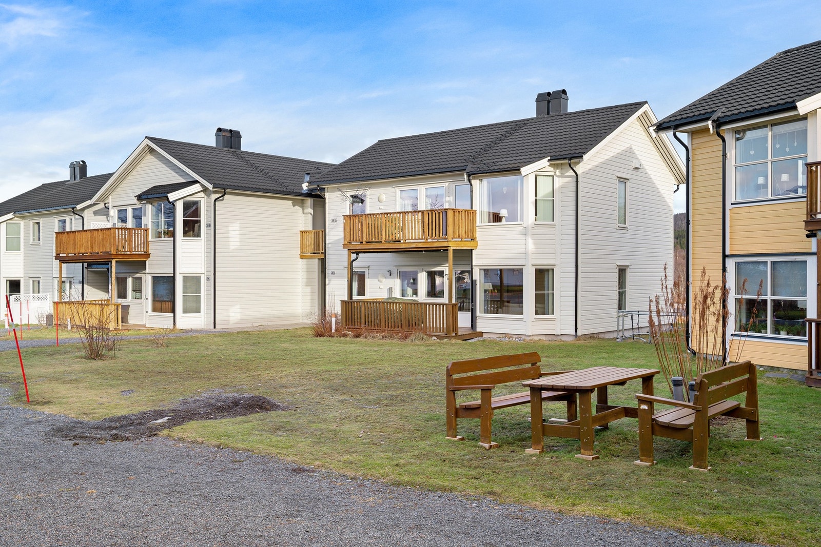 Hyggelige fellesområder for sameiet med grøntarealer og sittebenker Galleribilde