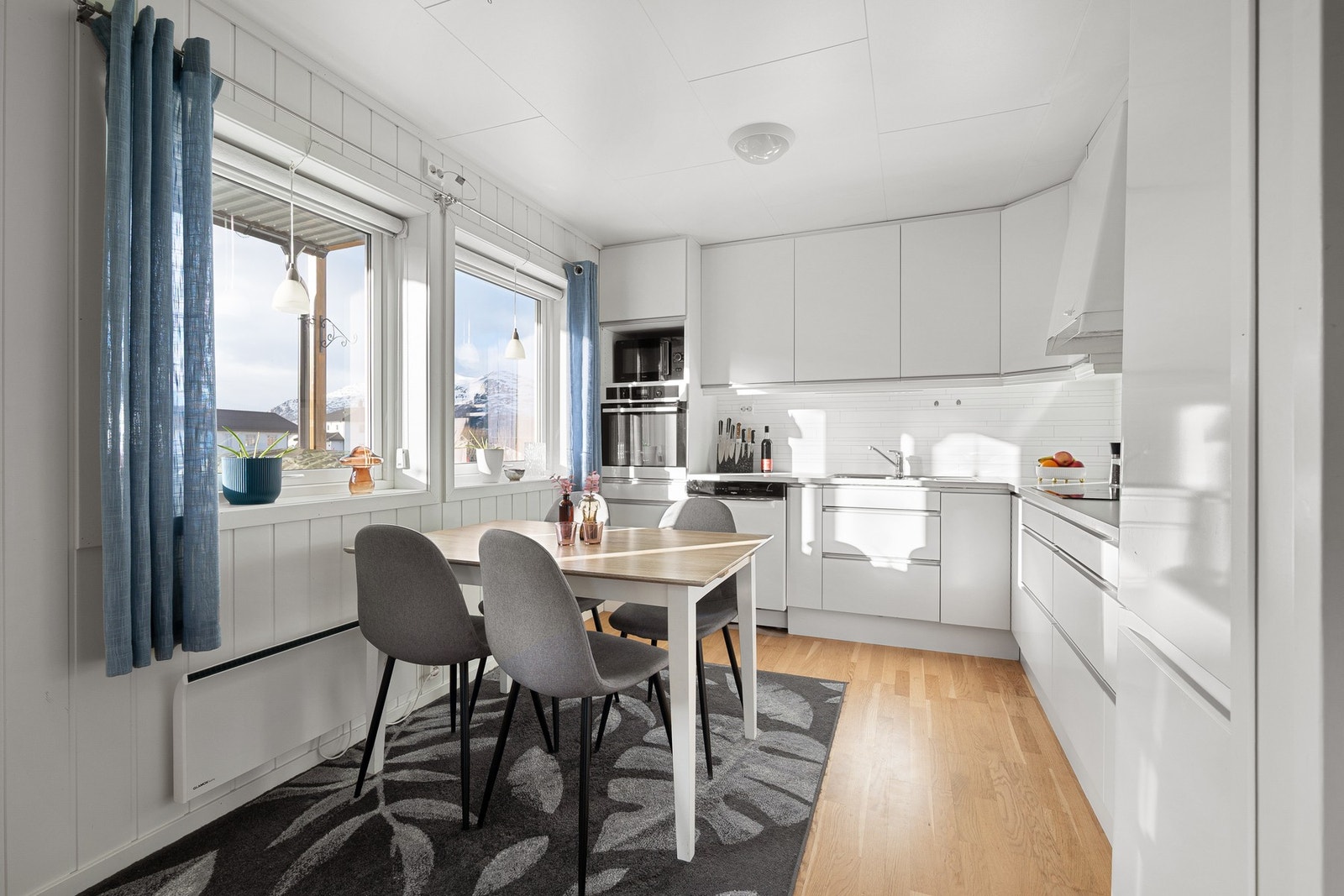På kjøkkenet er det fint plass til et spisebord Galleribilde
