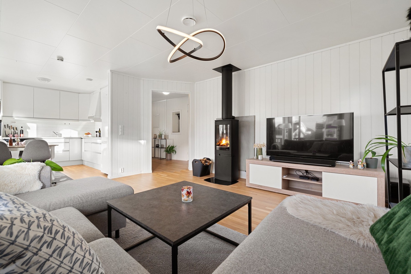 Åpen og sosial planløsning mellom stue og kjøkken Galleribilde