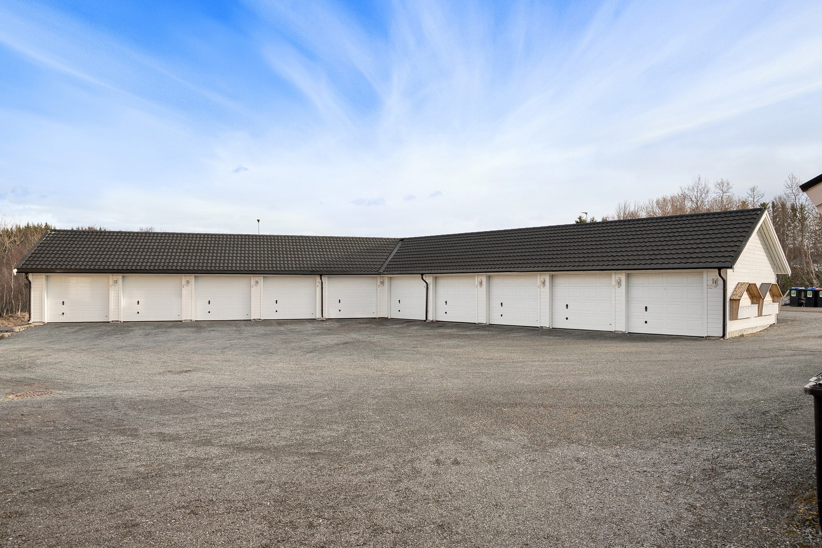 Leiligheten disponerer egen parkeringsplass i garasje, og i tillegg er det gjesteparkering på tomten Galleribilde