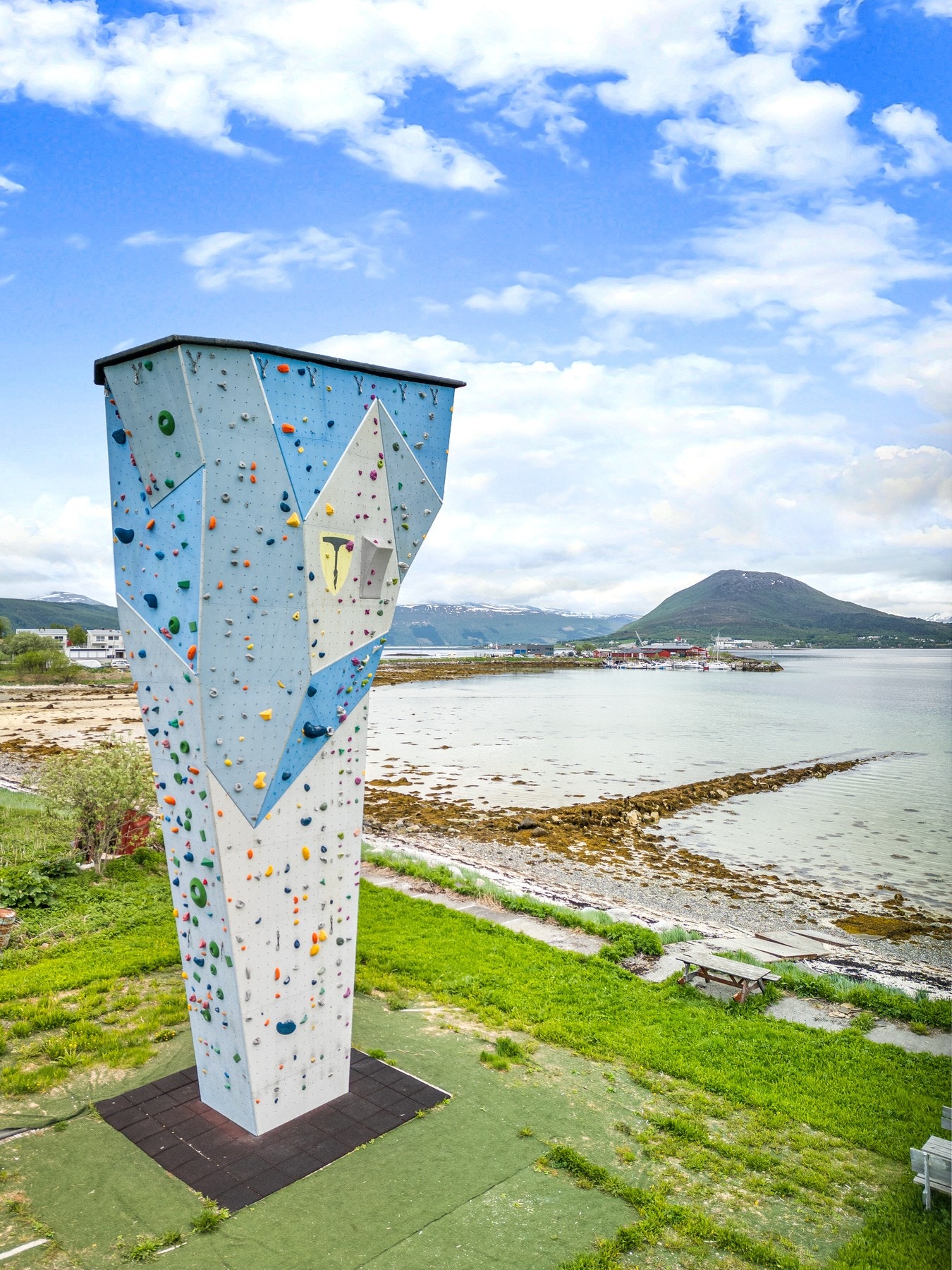 På Isbaderstranda er det både lekeplass, sandvolleyballbane og 12 meter høyt klatretårn Galleribilde