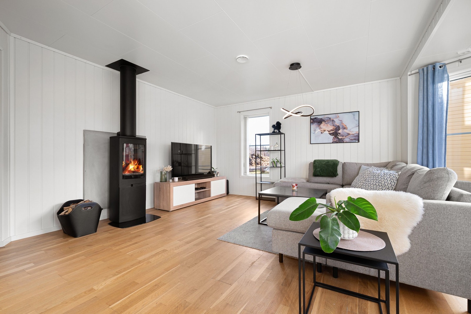 Her har du god plass til en stor sofagruppe - perfekt plassert i nærheten av peisovnen! Galleribilde