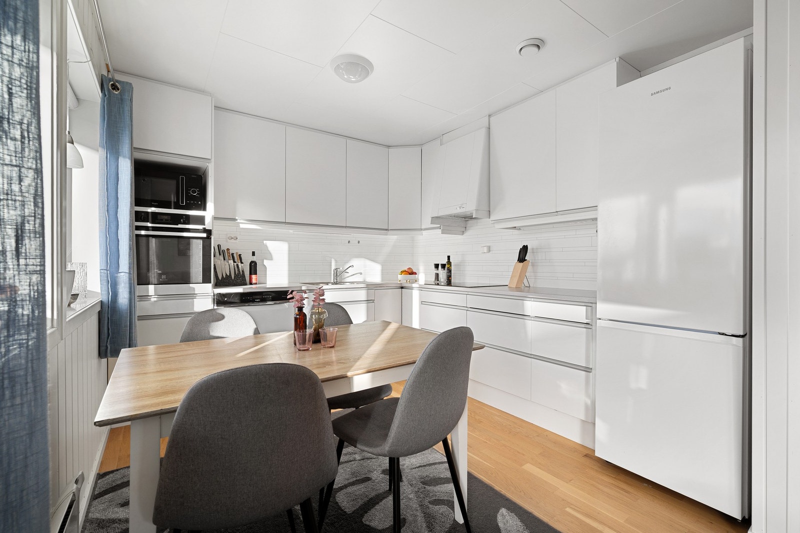 Stekeovn, platetopp og oppvaskmaskin er integrert og medfølger på handelen Galleribilde