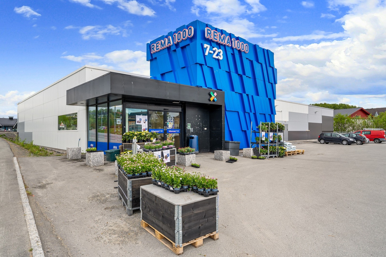 Nærmeste dagligvare på Evenskjer er Rema 1000, som ligger i gangavstand Galleribilde